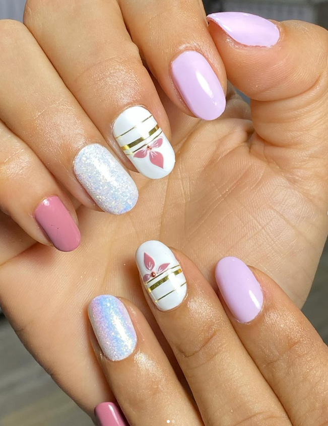 Diseño de uñas semipermanentes en tonos lila, blanco con glitter y detalles florales dorados - trabajo real de Dalitso Spa